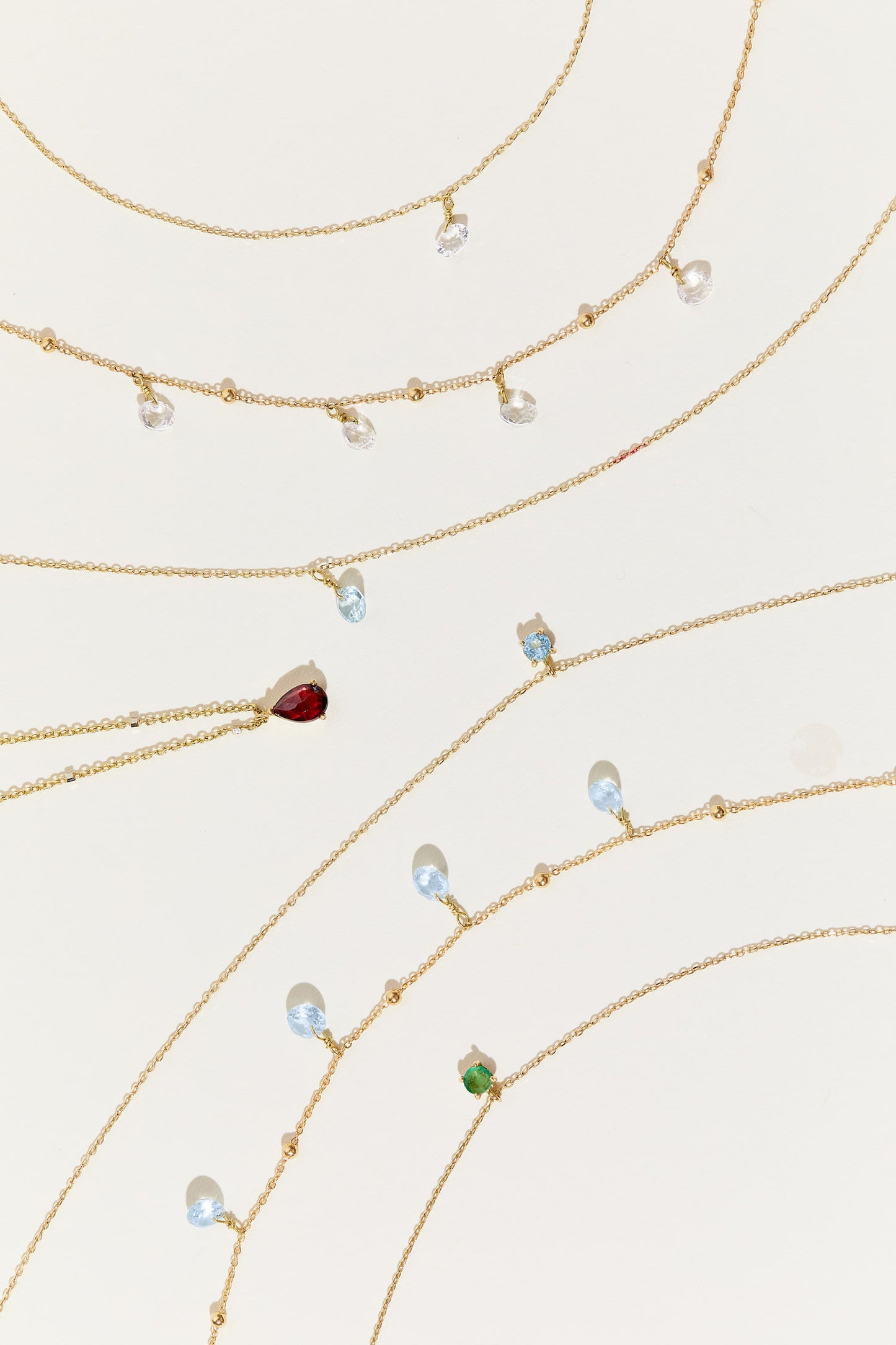 Kette aus 18K Gold mit Granat in Tropfenform