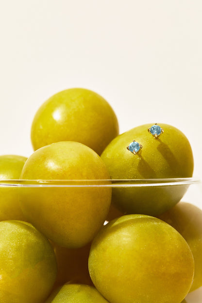 Ohrstecker mit hellblauen Topasen aus 18 K Gold