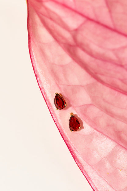 Ohrstecker mit Granaten in Ovalform