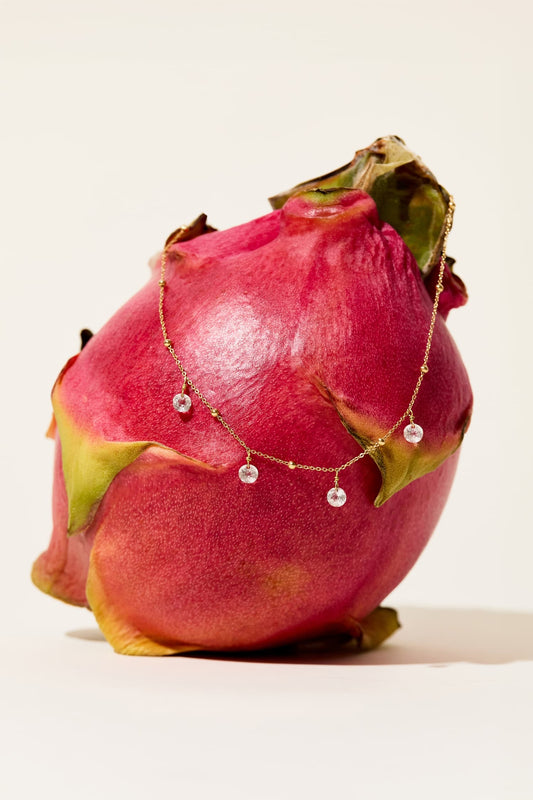 Die Liabelle-Kette: mit weißen Topasen und filigranen Details aus 18K Gold