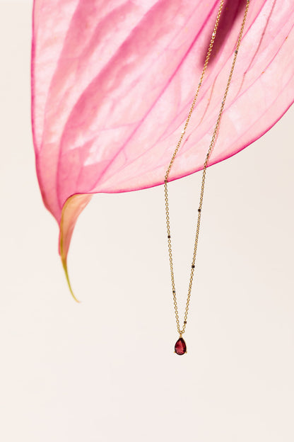 Kette aus 18K Gold mit Granat in Tropfenform