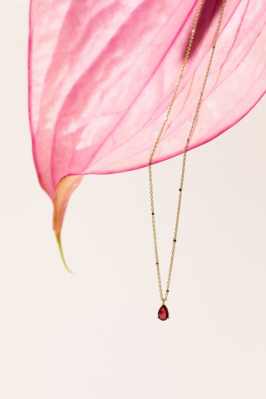 Highlight der Kollektion: aufwendige Kette mit Granat in Tropfenform aus 18K Gold