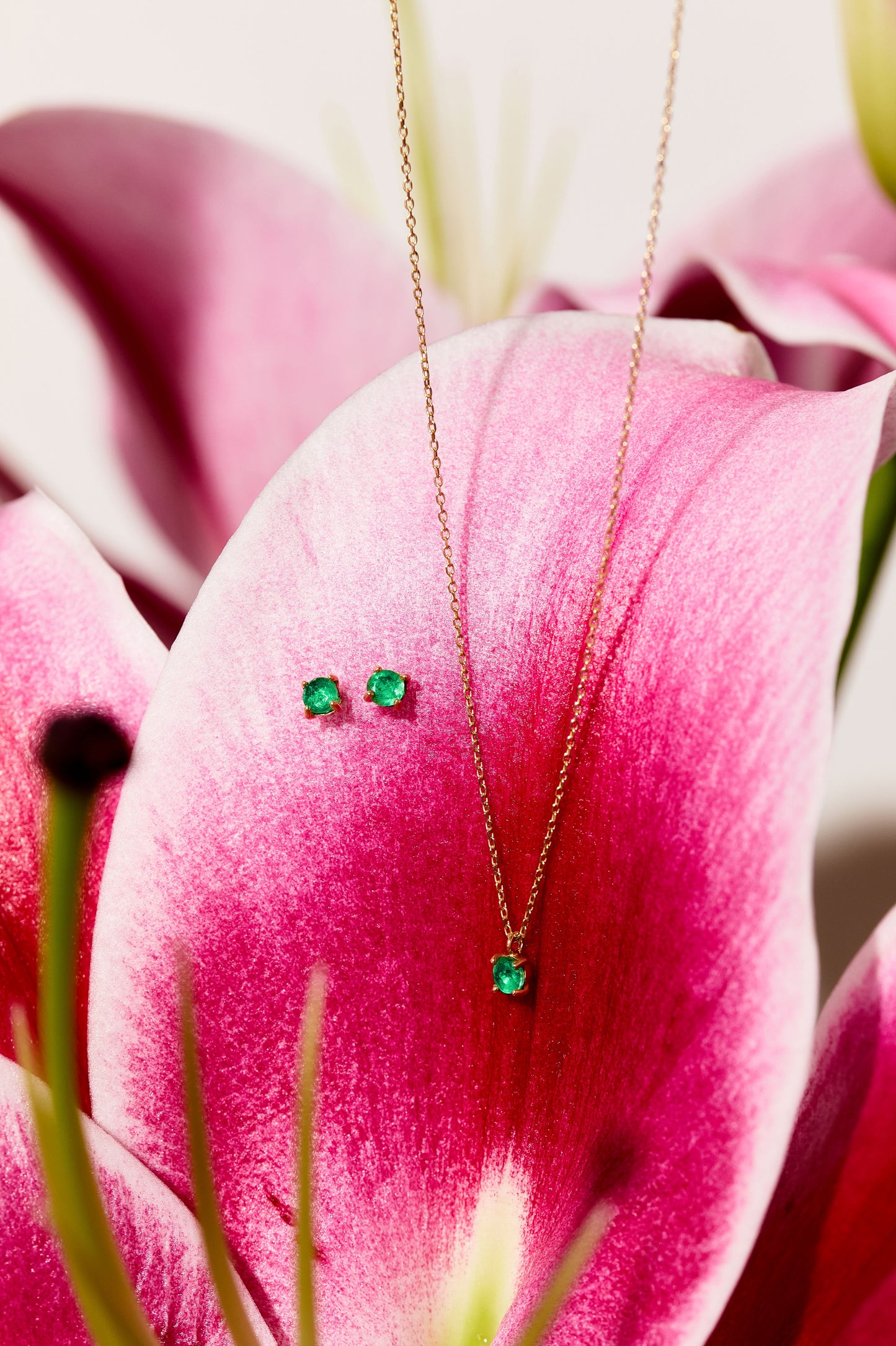 Kette aus 18K Gold mit einem Smaragd