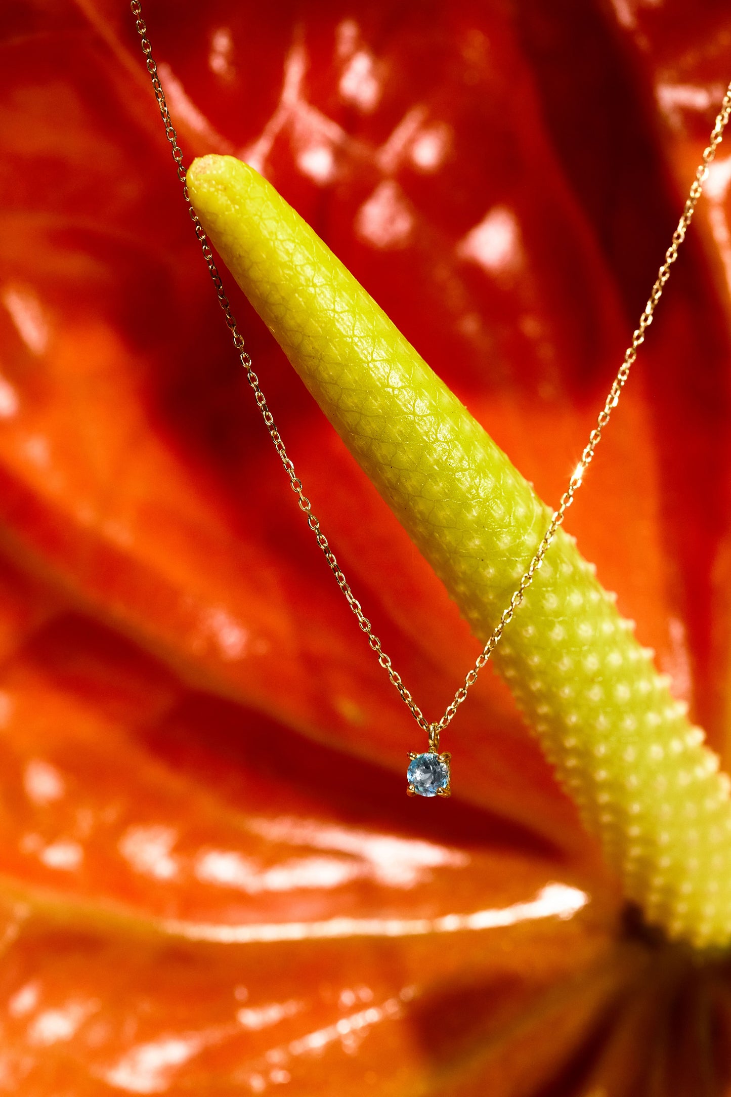 Kette aus 18K Gold mit hellblauem Topas