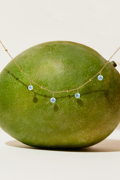 Liabelle 18K Goldkette mit hellblauen Topasen und filigranen Details