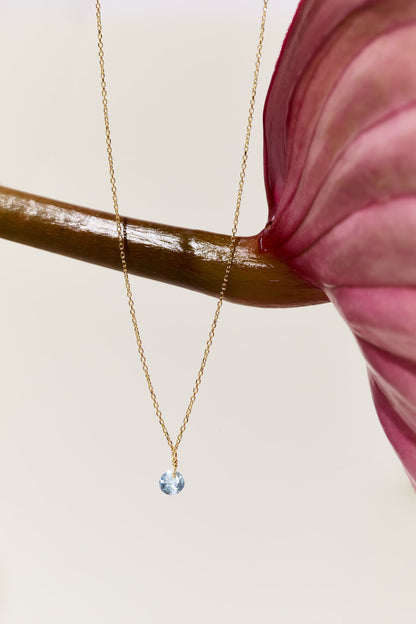 Kette aus 18K Gold mit freischwebendem hellblauem Topas