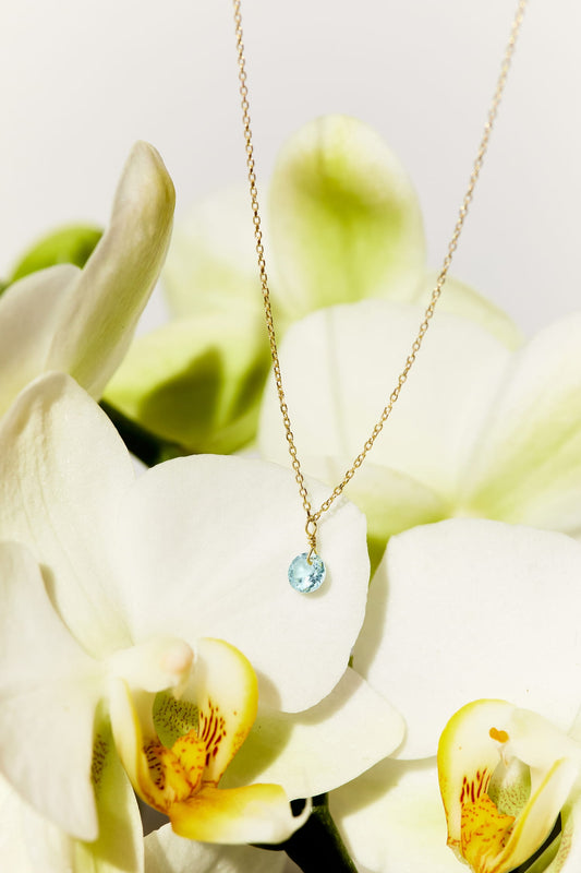 Kette mit einem freischwebenden hellblauen Topas aus 18K Gold