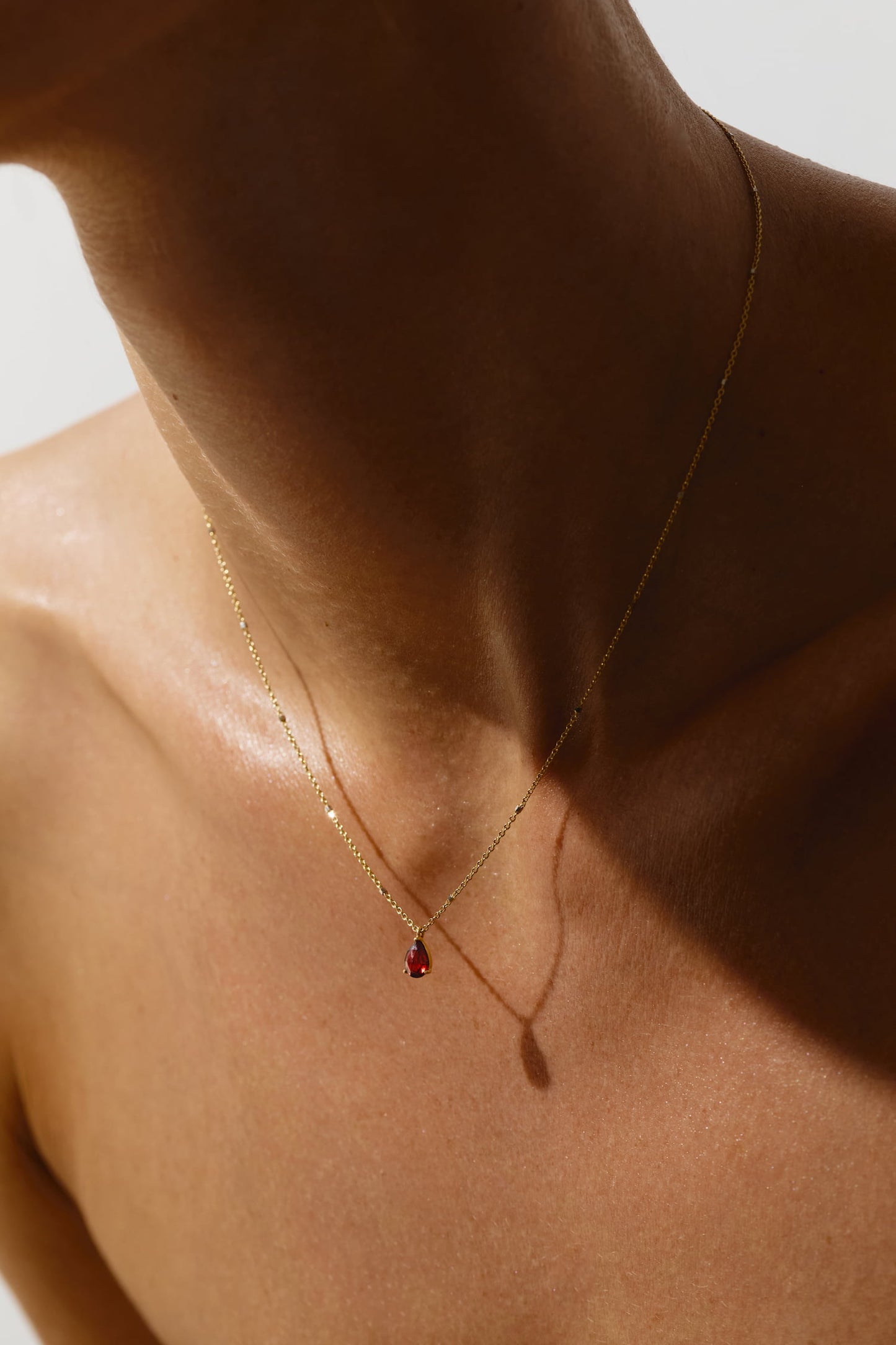Kette aus 18K Gold mit Granat in Tropfenform