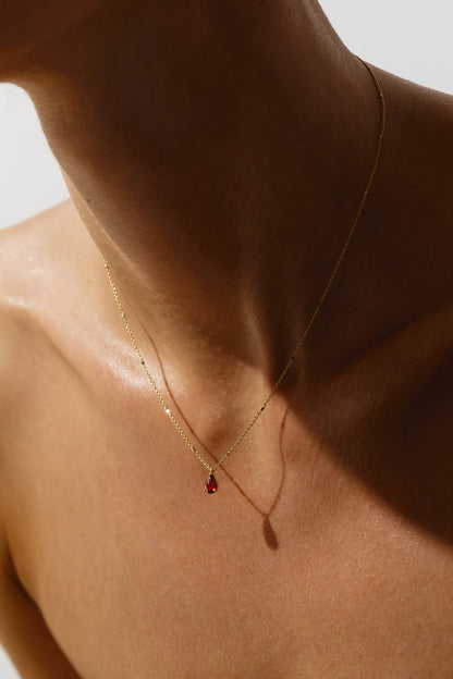 Kette aus 18K Gold mit Granat in Tropfenform