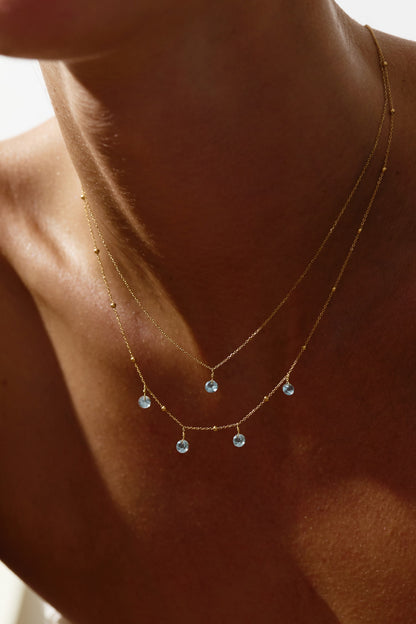 Kette aus 18K Gold mit freischwebendem hellblauem Topas