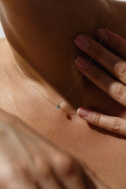 Kette aus 18K Gold mit hellblauem Topas