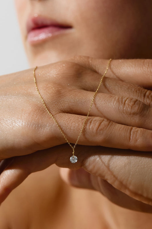 Kette mit einem freischwebenden weißen Topas aus 18K Gold