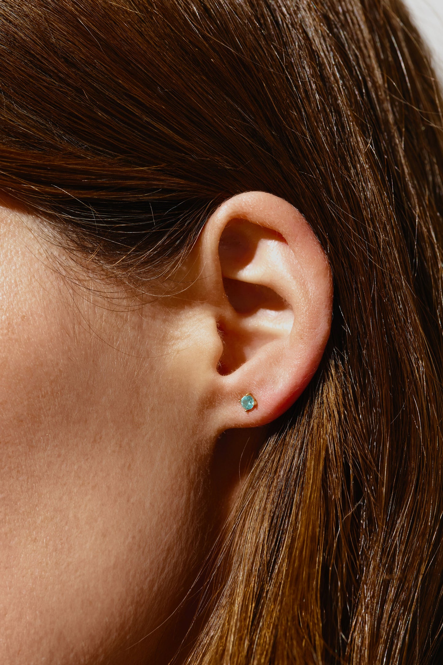 Ohrstecker mit hellblauen Topasen aus 18 K Gold