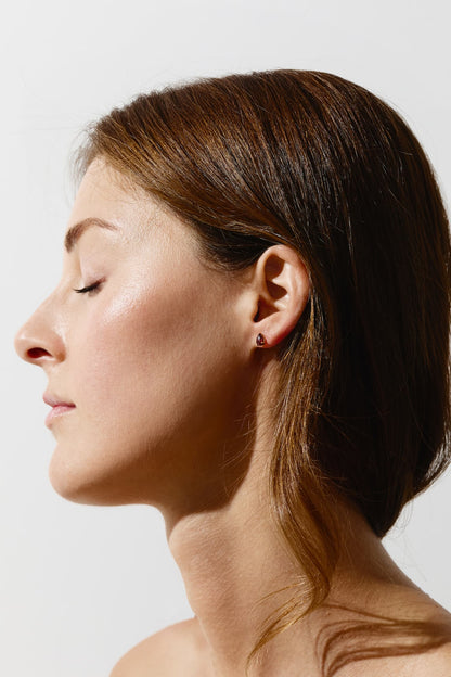 Ohrstecker mit Granaten in Ovalform