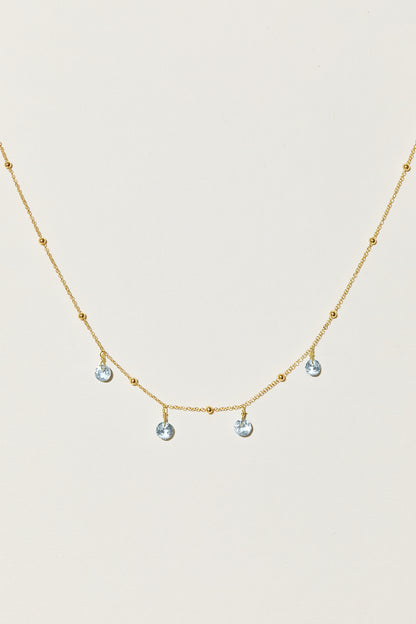 Liabelle 18K Goldkette mit hellblauen Topasen und filigranen Details