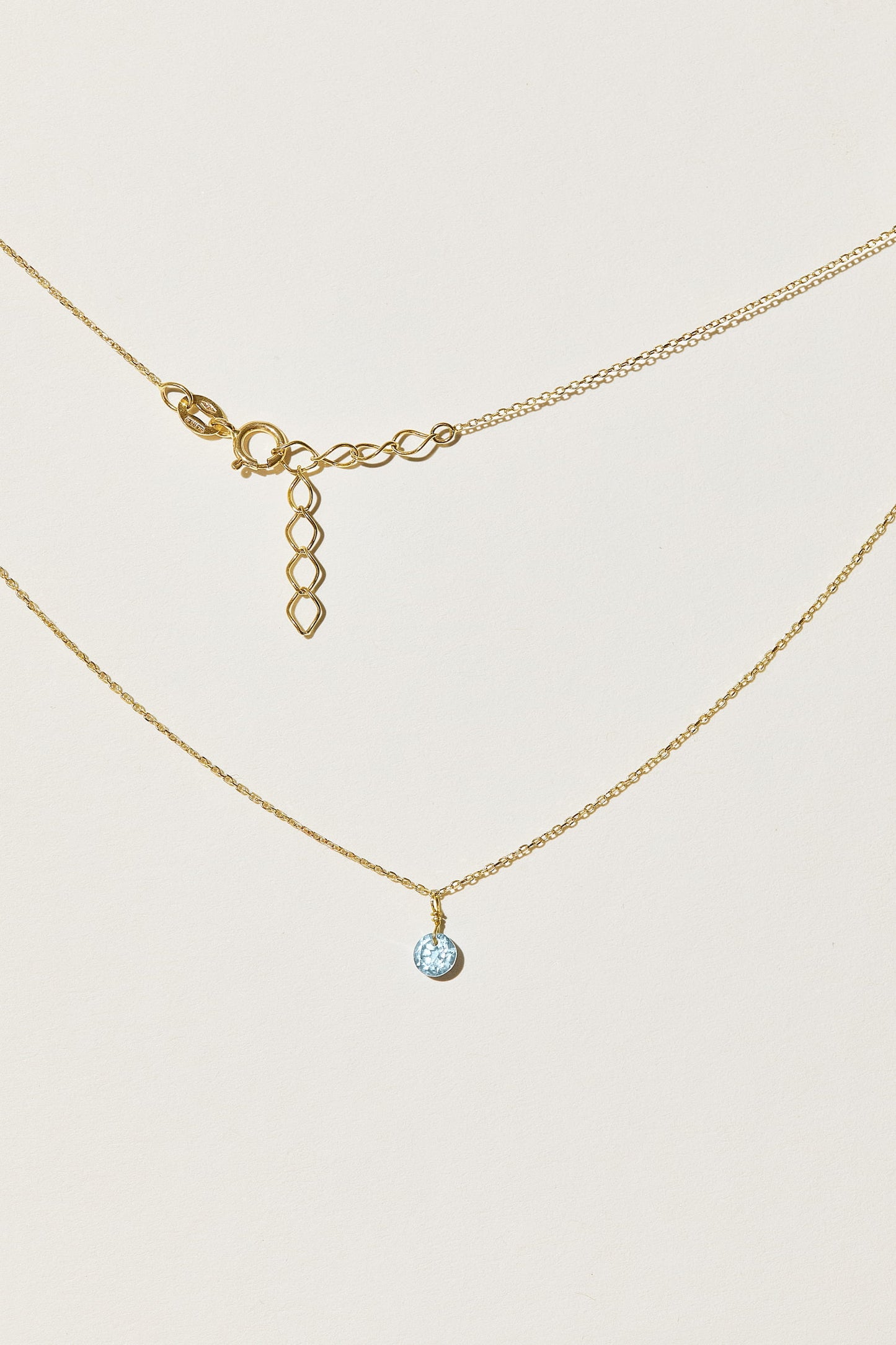Kette aus 18K Gold mit freischwebendem hellblauem Topas