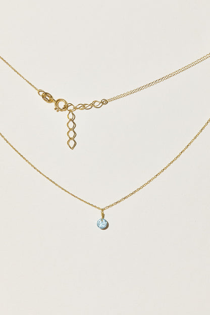 Kette aus 18K Gold mit freischwebendem hellblauem Topas