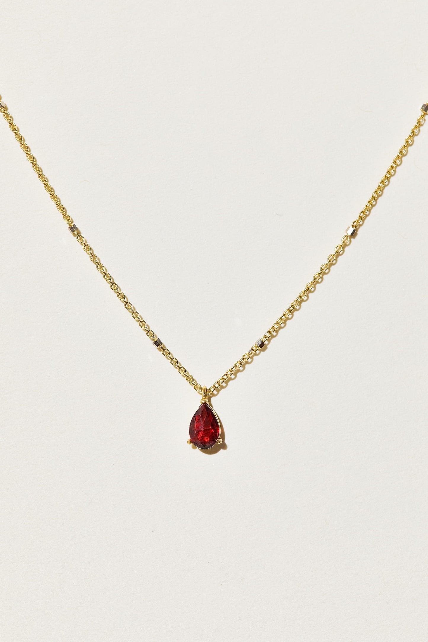 Kette aus 18K Gold mit Granat in Tropfenform