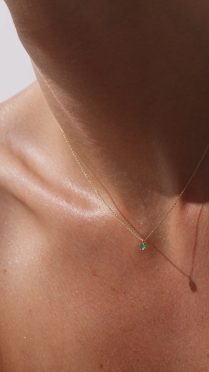 Kette aus 18K Gold mit einem Smaragd